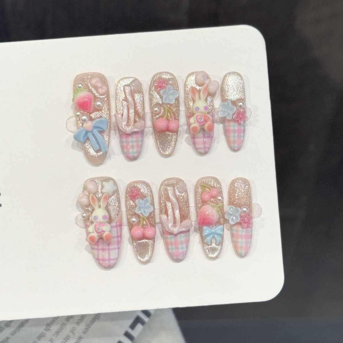 Nail Art Fake - 10個入りオーバル型ハンドメイドつけ爪、ライトブルーの花柄ベア、柔らかな光沢の白いウサギとベリー、パーティーや普段使いに最適。