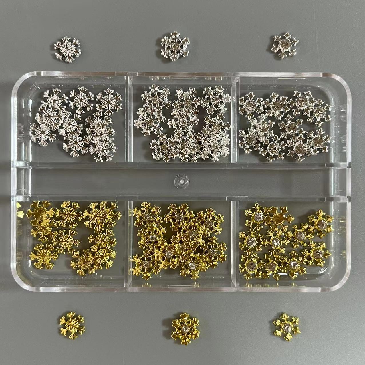 Nail Art Queen - 60 個冬の雪の女王クリスマスフェスティバルゴールデンシルバー小さな金属ラインストーンダイヤモンドスノーフレークネイルアートデコレーションチャーム宝石