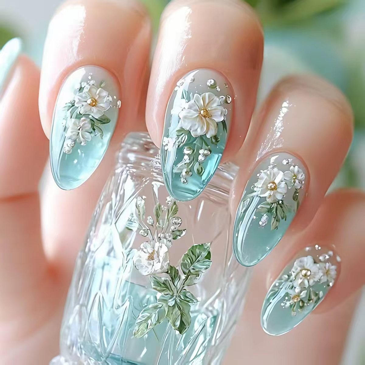 Nail Art Flower - 女性・女の子向けミディアムサイズのフェイクネイル、半透明グラデーショングリーンカラー、花柄デザイン、フルカバー、プレスオン式人工ネイルアート