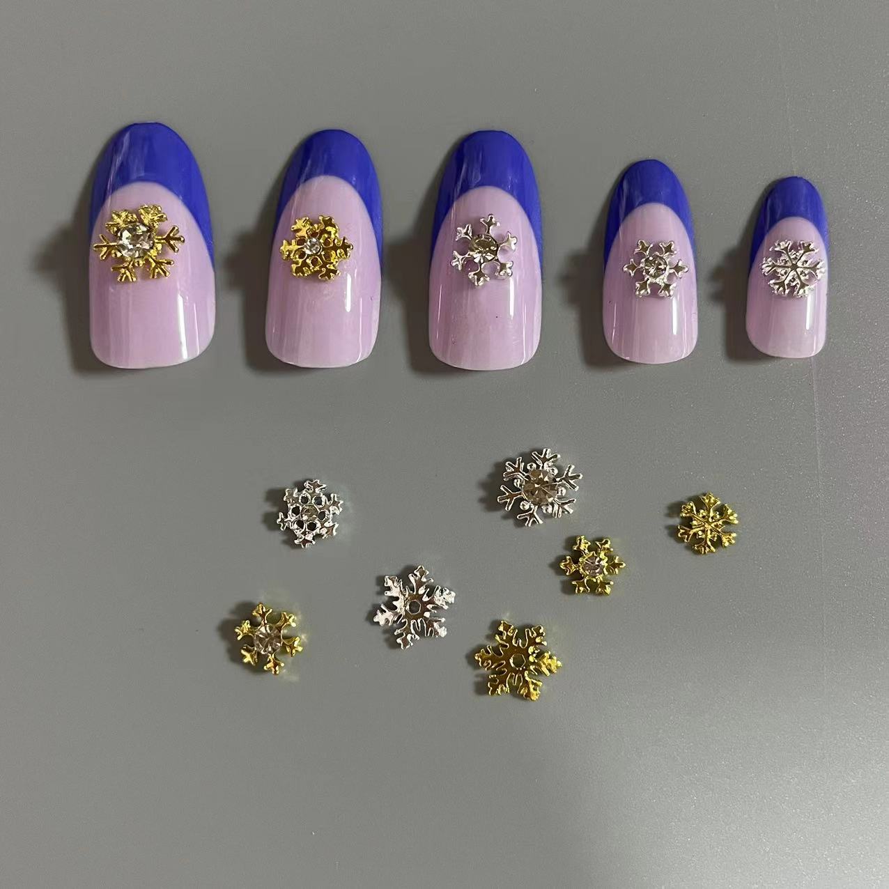 60 個冬の雪の女王クリスマスフェスティバルゴールデンシルバ - Nail Art Queen のレビューと価格