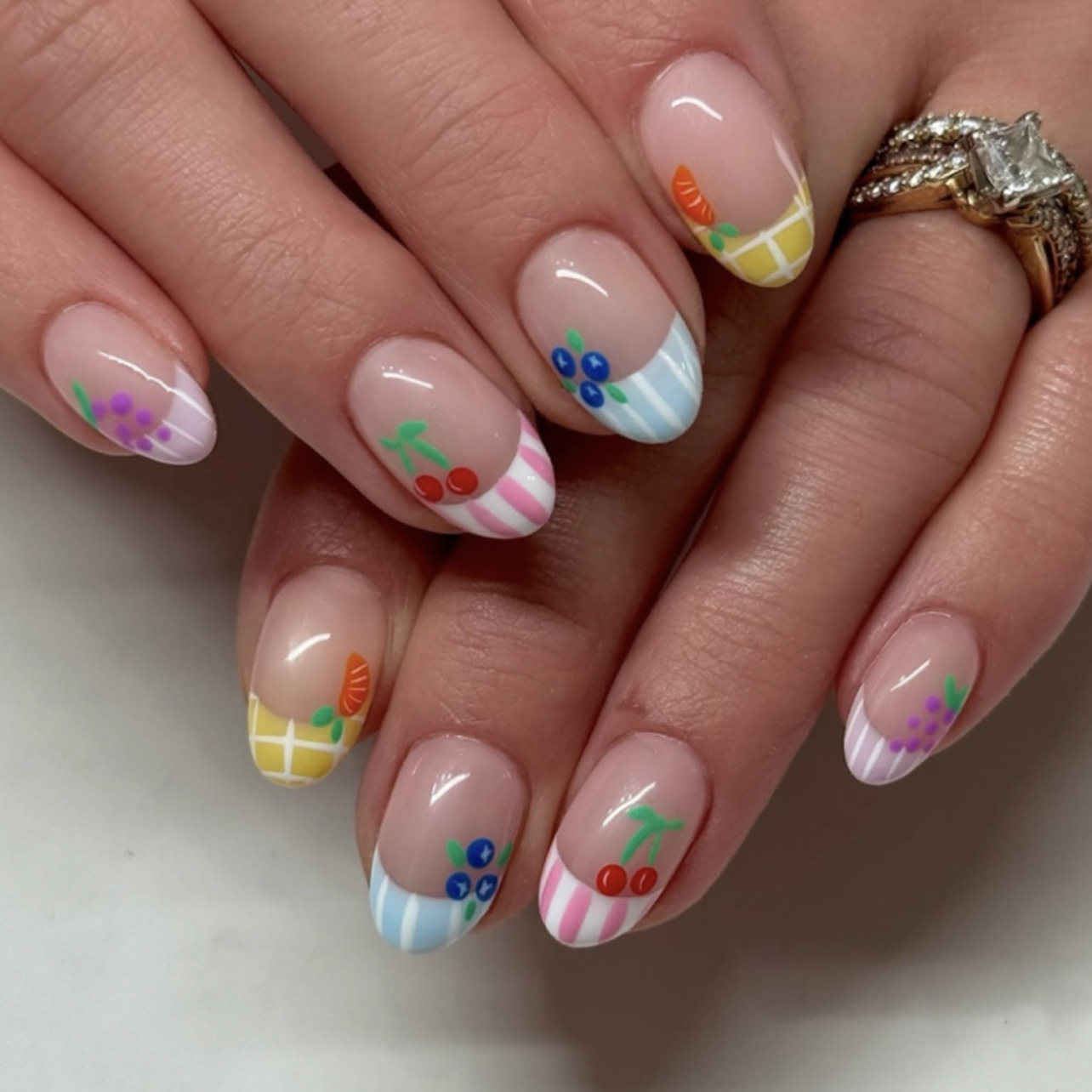24 個シンプルなアーモンドネイルのヒント新鮮なカラフルなフ - Nail Art Flower のレビューと価格