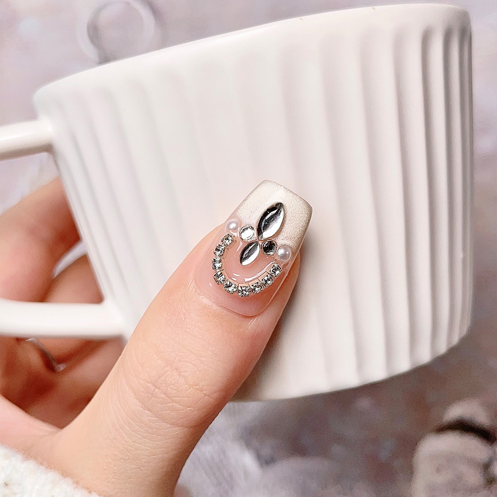 10個入りショート台形ハンドメイドプレスオンネイルキット、ゴ - Nail Art Queen のレビューと価格